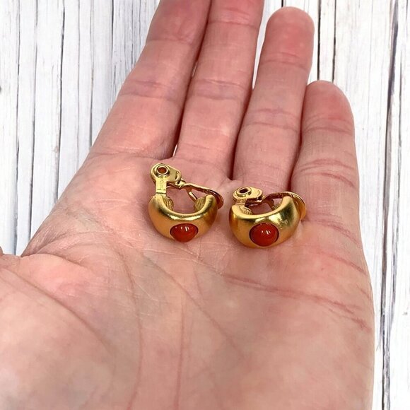 Vintage 1970's Monet Clip On Earrings Shiny Gold Tone With Coral Enamel 0.75" - Picture 4 of 4